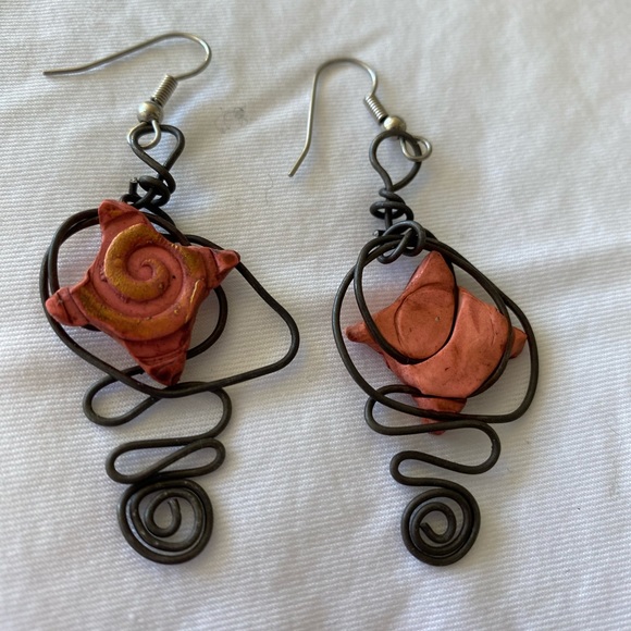 Fimo/Wire sculptured earrings - Picture 2 of 3